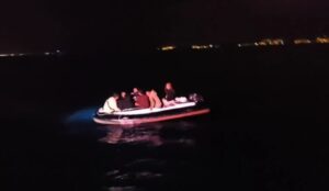 Lastik botta 6 düzensiz göçmen yakalandı
