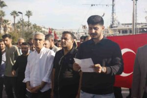 Marmaris kapalı çarşı esnafı, kapalı çarşının üstünün açılmaması için eylem yaptı