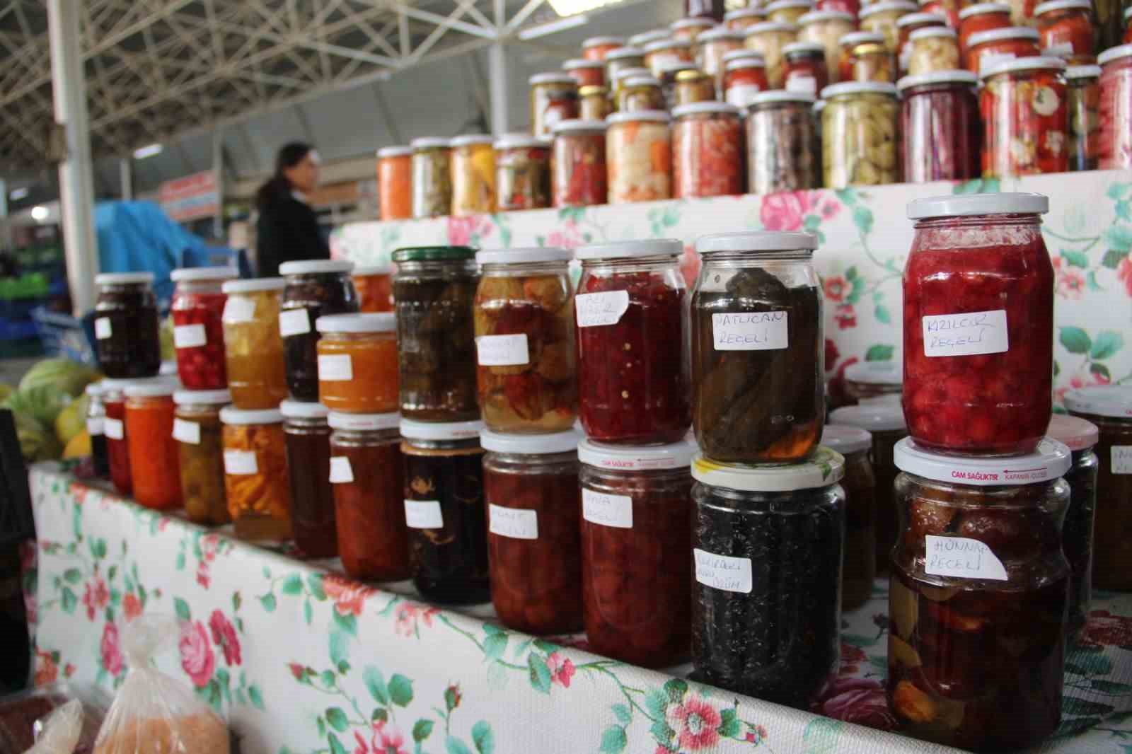 Menteşe Kapalı Pazaryeri’nde manavlık