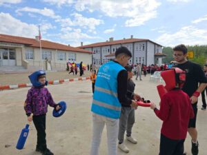Muğla’da ’Merkezim Her Yerde’ projesiyle köy okuluna neşe geldi