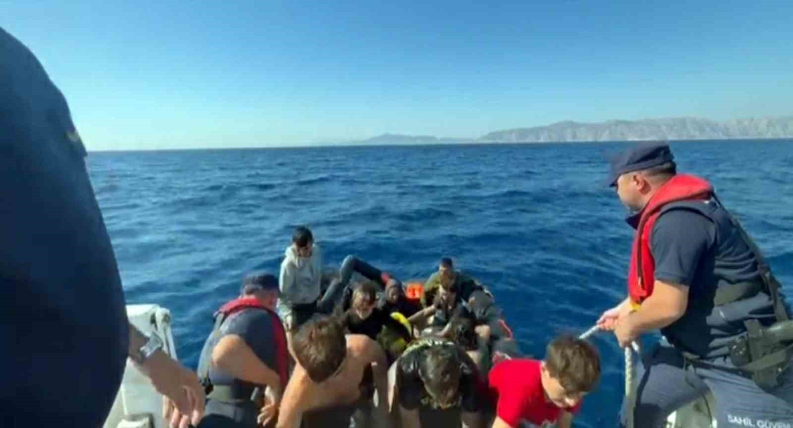 Yunanistan’ın geri ittiği 5’i çocuk 22 düzensiz göçmen kurtarıldı Muğla’nın Marmaris ilçesi açıklarında