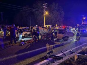 İki Tofaş araç kafa kafaya çarpıştı: 2’si ağır 3 yaralı