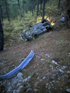 Uçuruma yuvarlanan araçtaki vatandaşı AFAD ekipleri çıkardı