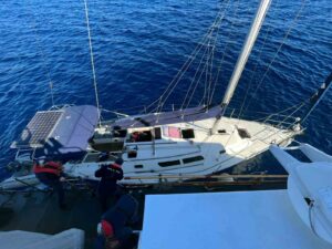 Yelkenli teknede 22 düzensiz göçmen ve bir göçmen kaçakçısı yakalandı