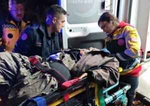 Devrilen traktörün altında kalan kadın yaralandı