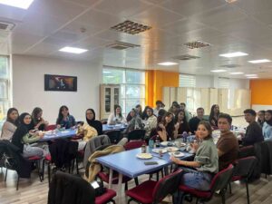 Gençler sanatta buluştu, seramik biblolar renklendi