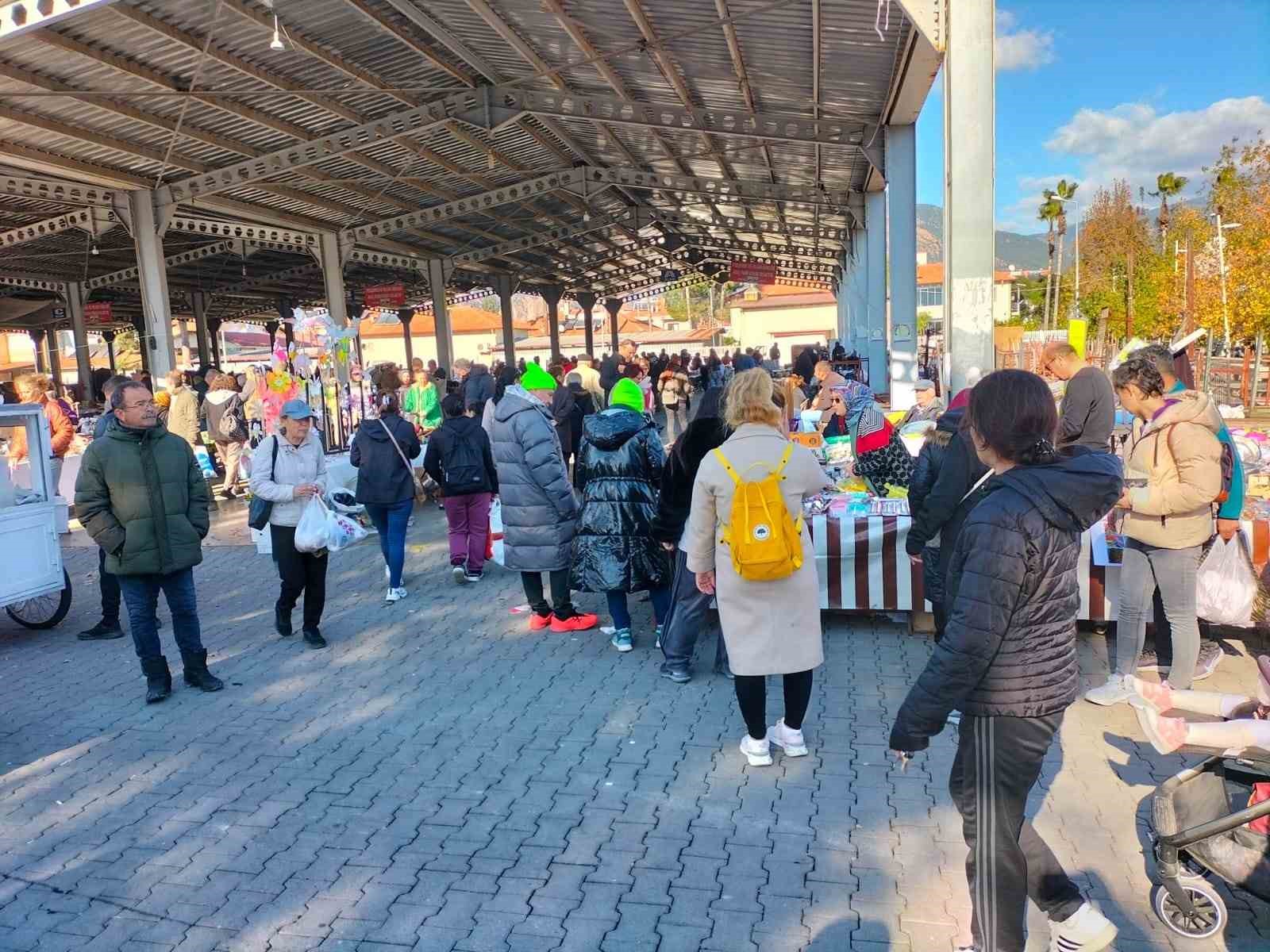 Muğla’nın Köyceğiz ilçesinde yılbaşı pazarı