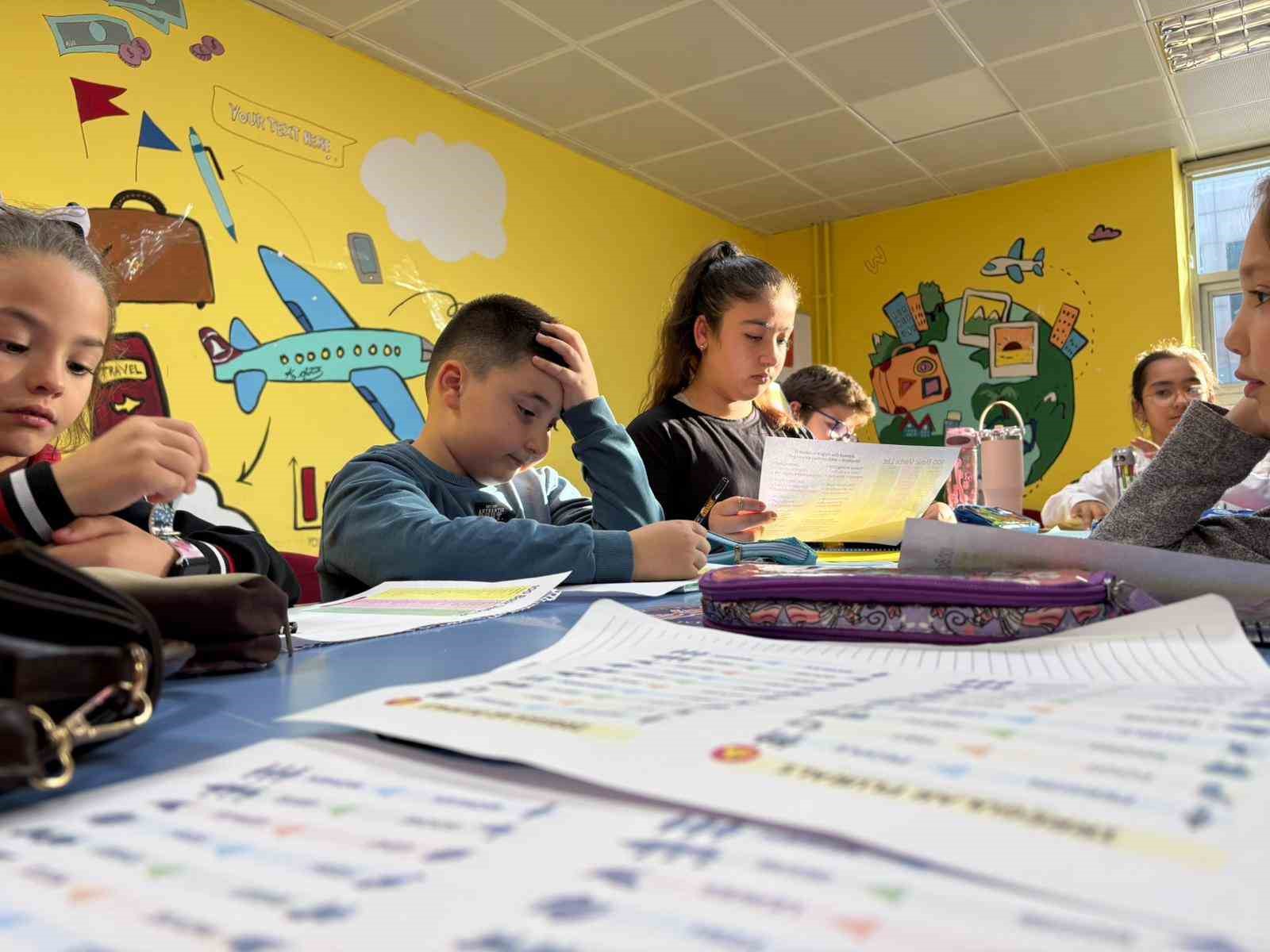 Menteşe’de çocuklar İngilizceyi eğlenerek öğreniyor