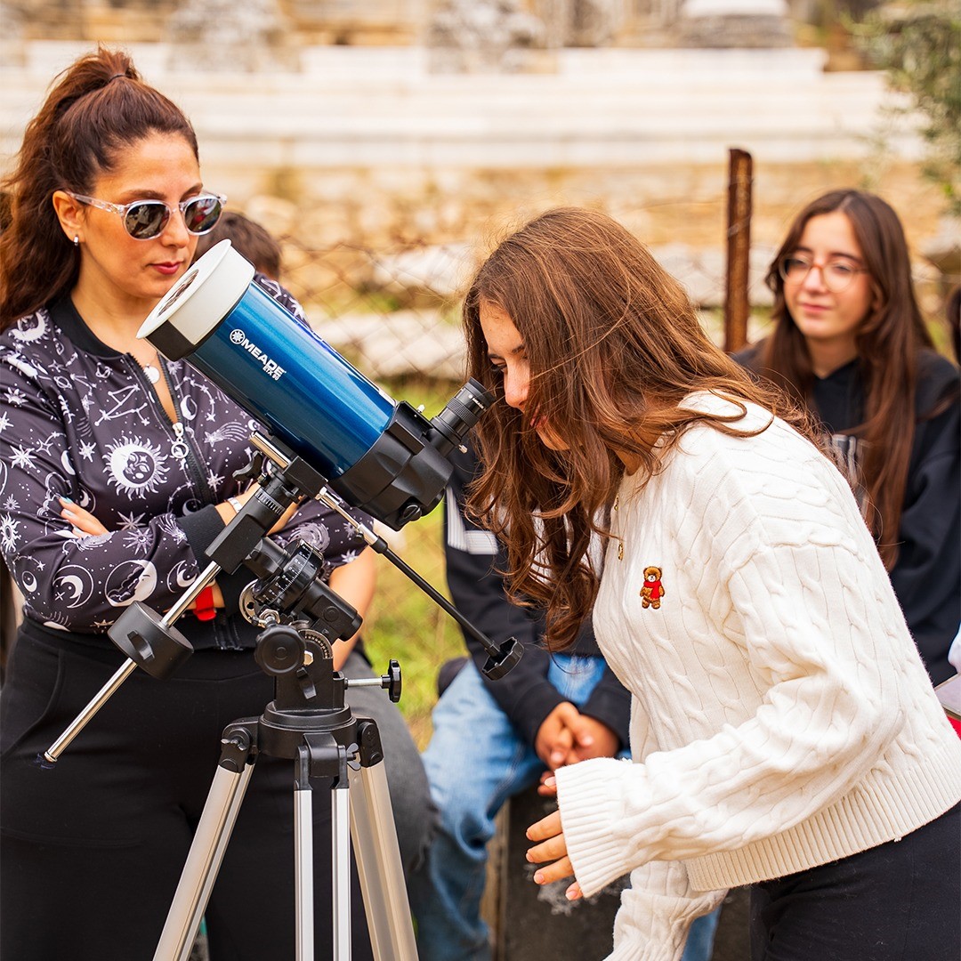 Radikal Okulları, ‘Ay ve