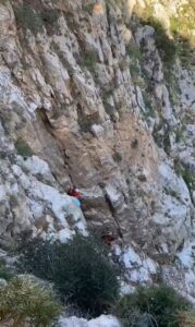 Fethiye’de kayalıklarda mahsur kalan keçi kurtarıldı