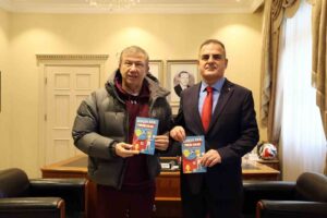 Futbolun efsane ismi Vali Akbıyık’a ‘Gerçek Kral Tanju Çolak’ kitabını hediye etti