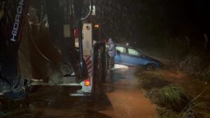 Marmaris’i sağanak yağış vurdu, araçlar suda mahsur kaldı