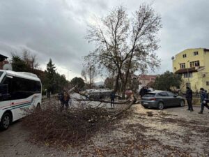 Marmaris’te şiddetli fırtına etkisini sürdürüyor