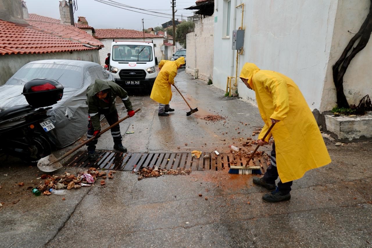 Menteşe Belediyesi ekipleri, ilçede