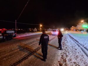 Seydikemer’de kardan kapanan yolda araçlar mahsur kaldı