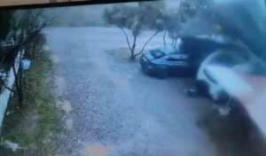 Şiddetli fırtına, otoparkın çatısını uçurdu