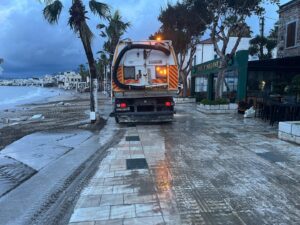 Belediye ekiplerinden fırtına ve yağmur sonrası kapsamlı temizlik