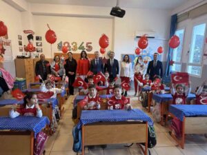 Bodrum’da öğrenciler kırmızı beyaz ay yıldızlı kıyafetlerle eğitime başladı