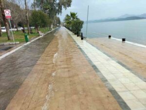 Köyceğiz Gölü taştı, kordon sular altında kaldı