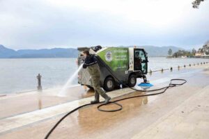 Köyceğiz gölünde sular çekildi, temizlik başladı