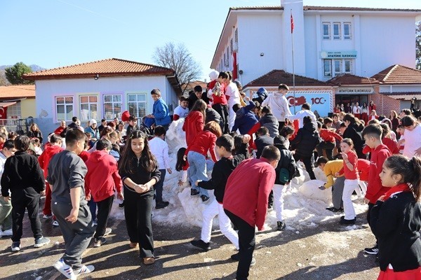Muğla’nın Köyceğiz ilçesinde öğrenciler,