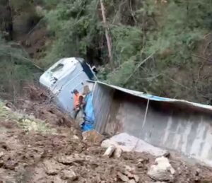 Milas’ta tır şarampole devrildi: 1 yaralı