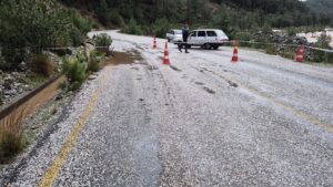 Namnam çayında su seviyesi yükseldi, yol çöktü