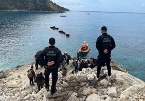 Seydikemer’de 60 düzensiz göçmen ve bir göçmen kaçakçısı yakalandı