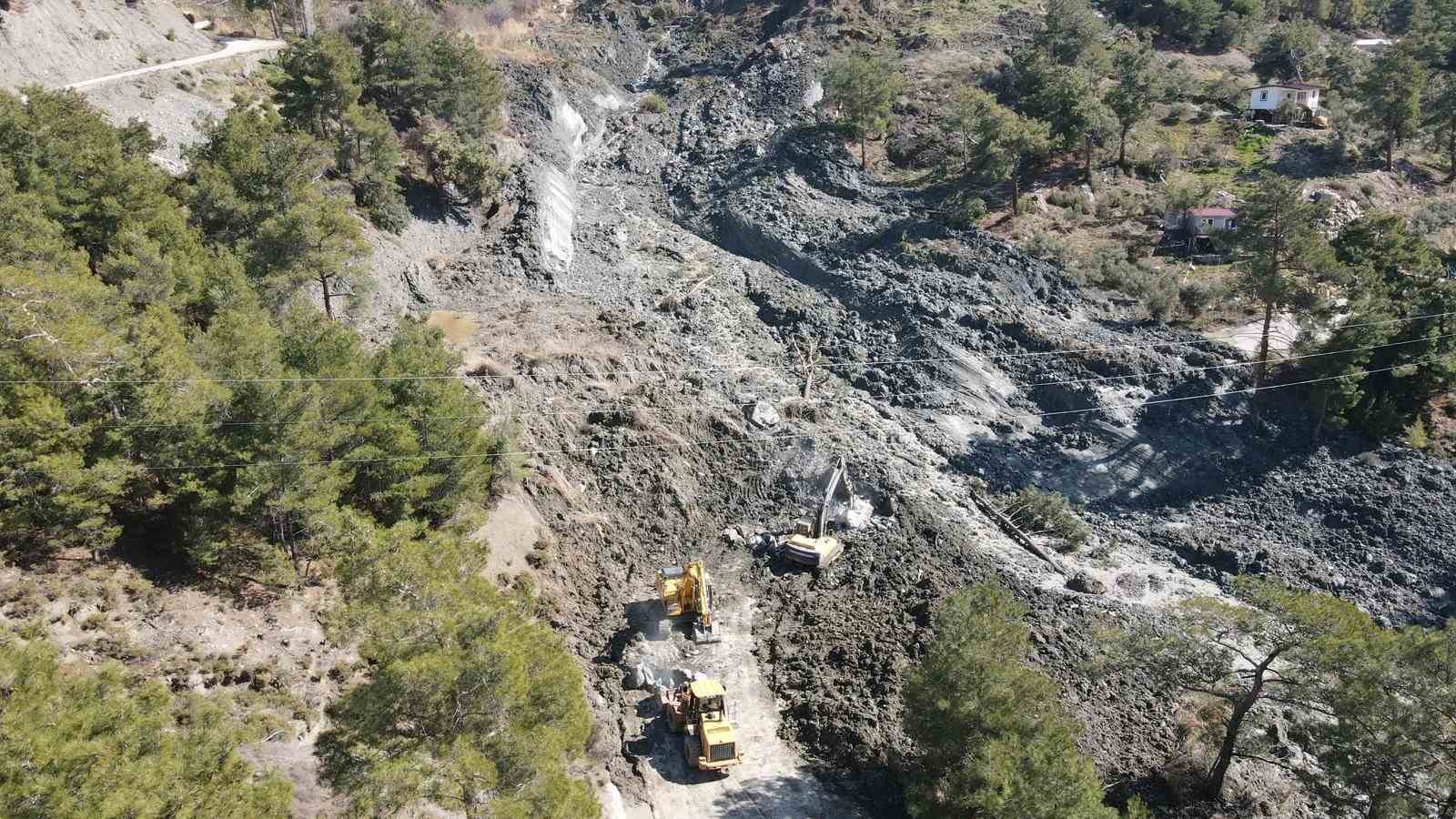 Seydikemer ilçesinde Bağlıağaç ile Arsa