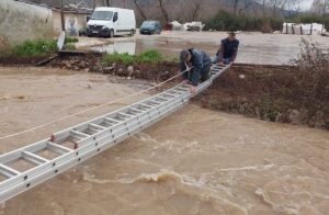 Seydikemer’de mahsur kalan vatandaşları itfaiye ekipleri kurtardı