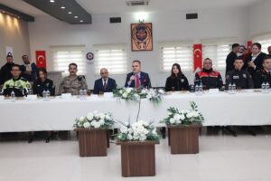 Vali Akbıyık bayramda güvenlik güçleri ile bir araya geldi