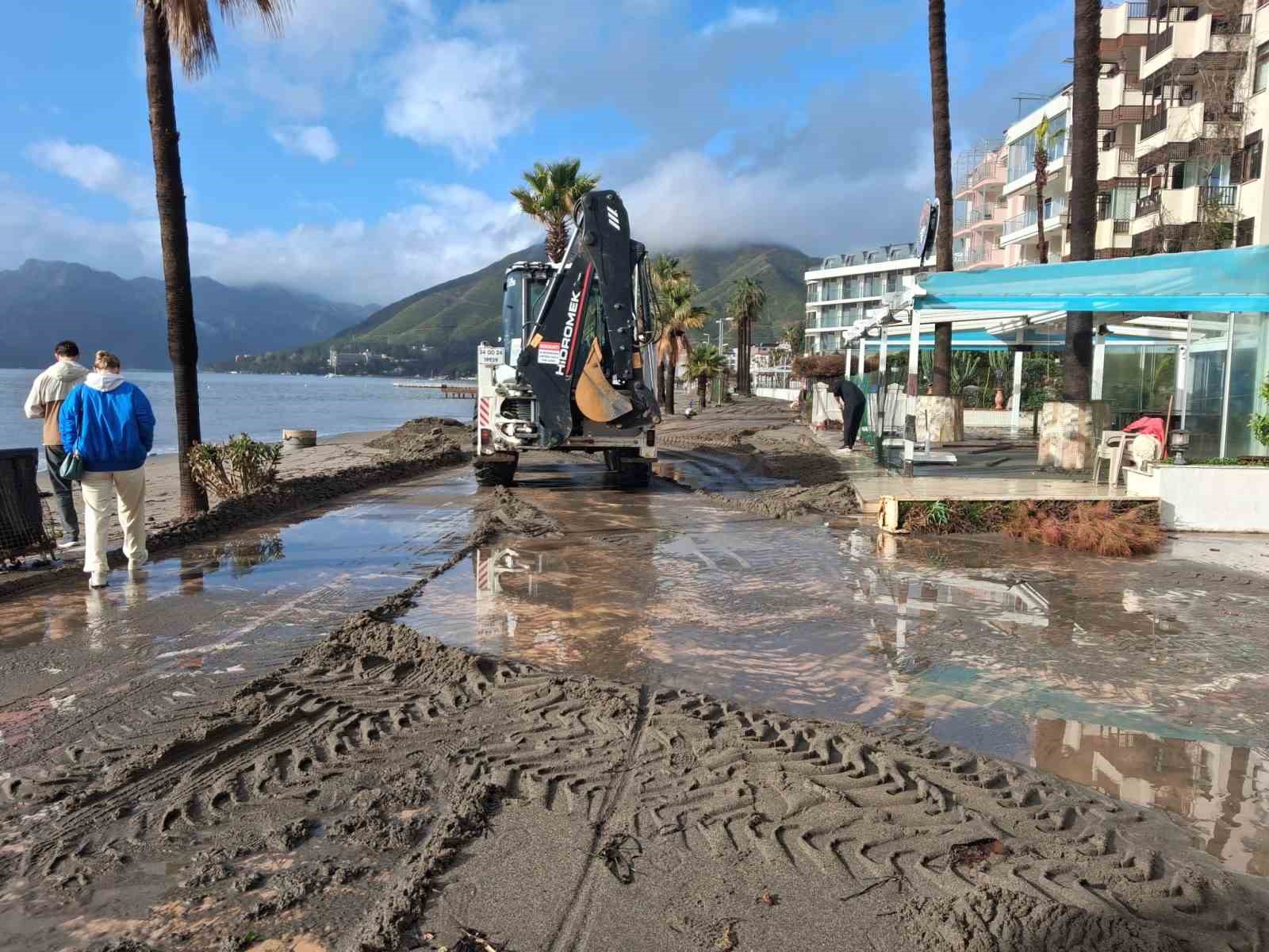 Muğla’nın Marmaris ilçesinde etkili olan