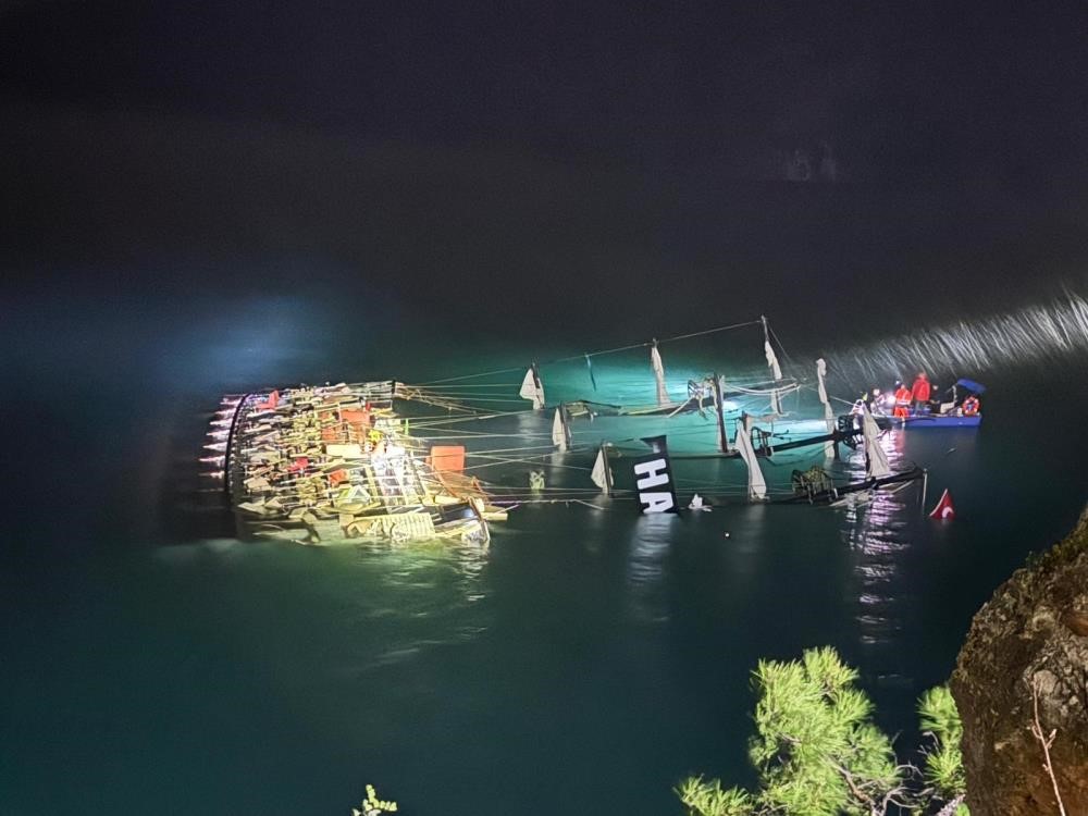 Muğla’nın Fethiye ilçesinde kayalıklara çarparak