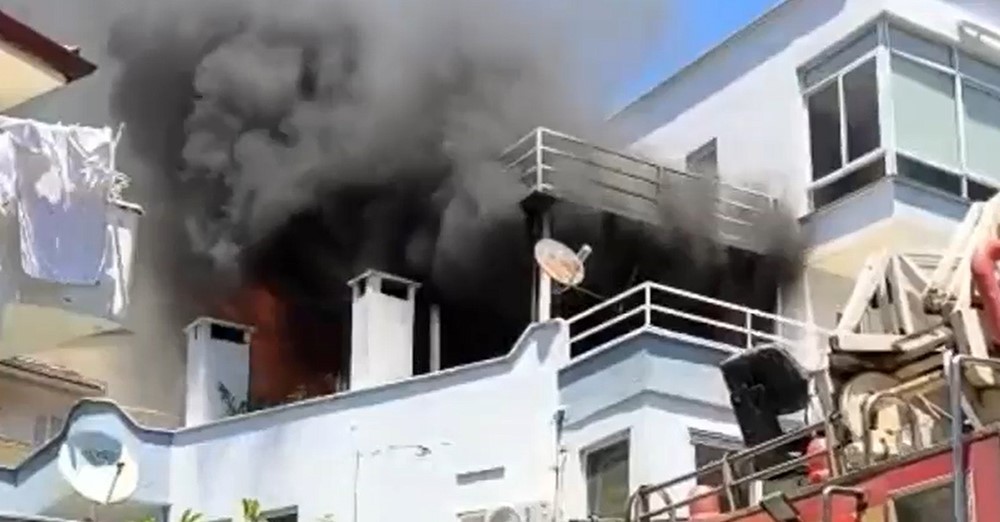 Muğla’nın Marmaris ilçesinde bir apartmanın
