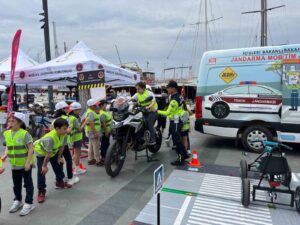 Bodrum’da öğrenci ve vatandaşlara trafik eğitimi verildi
