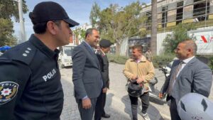 Datça’da motosiklet sürücülere ücretsiz kask dağıtıldı