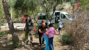 Minik eller ormanlar için seferber oldu
