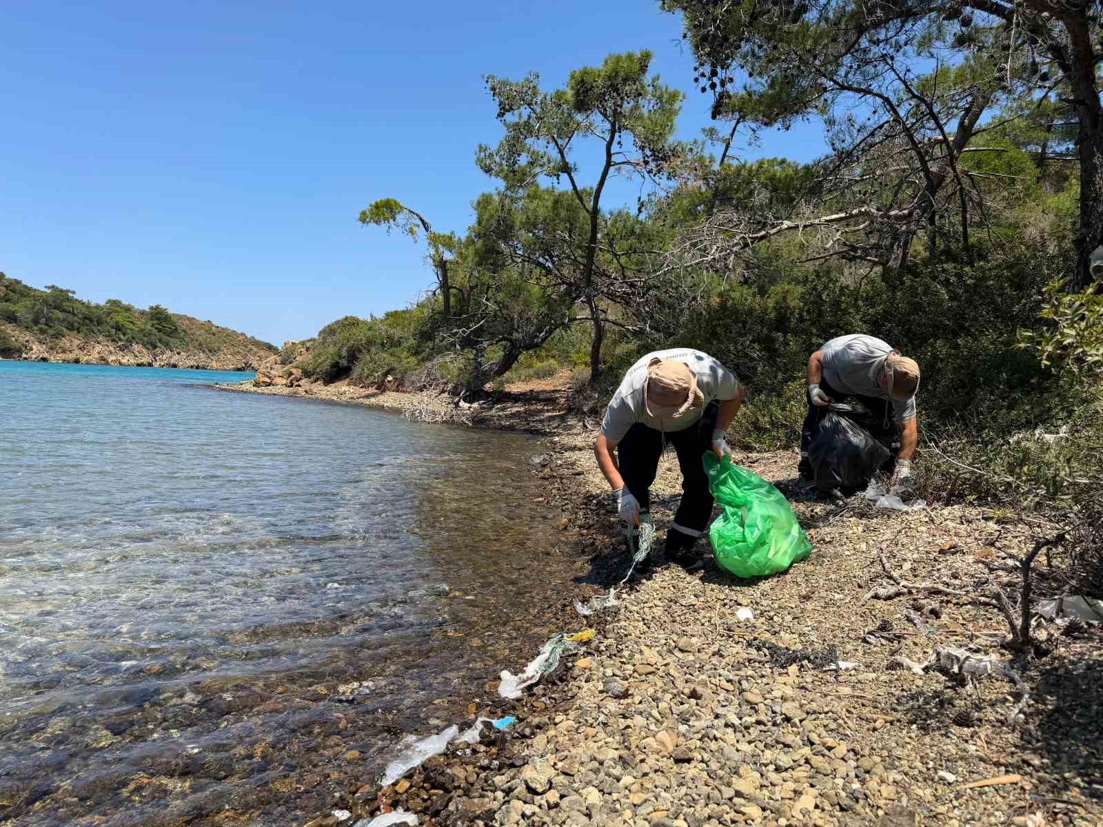 Marmaris Belediyesi ekipleri doğa gönüllüleri
