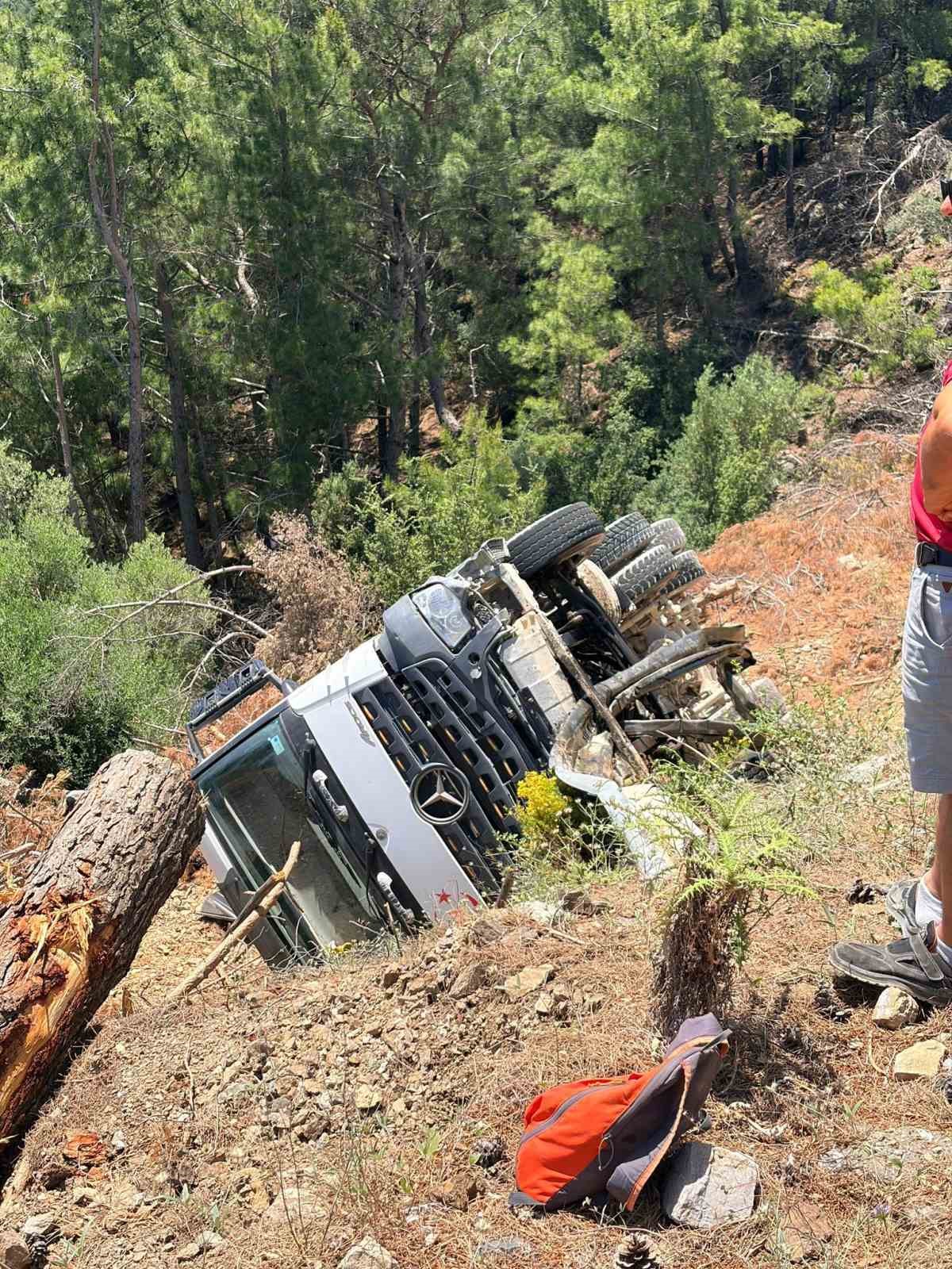 Muğla’nın Datça ilçesinde kamyonun uçuruma