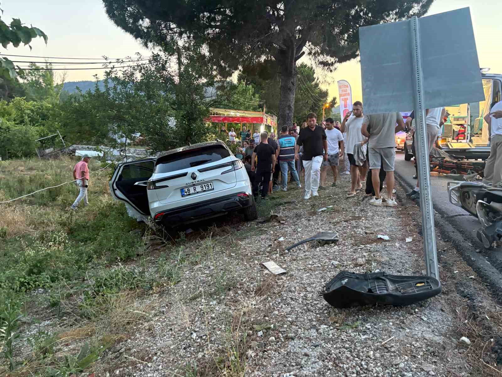 Marmaris-Datça yolu Çayırova mevkiinde otomobil