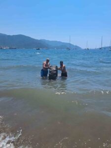 Marmaris Halk Plajı’nda denizden çıkan dev lastik şaşırttı
